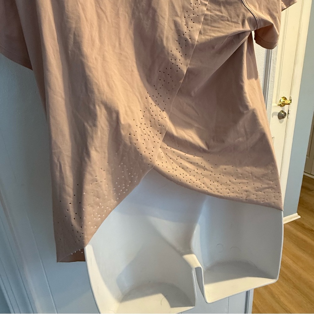 lululemon women’s tan asymmetrical lazer cutout top nwot size 10 - Picture 3 of 5